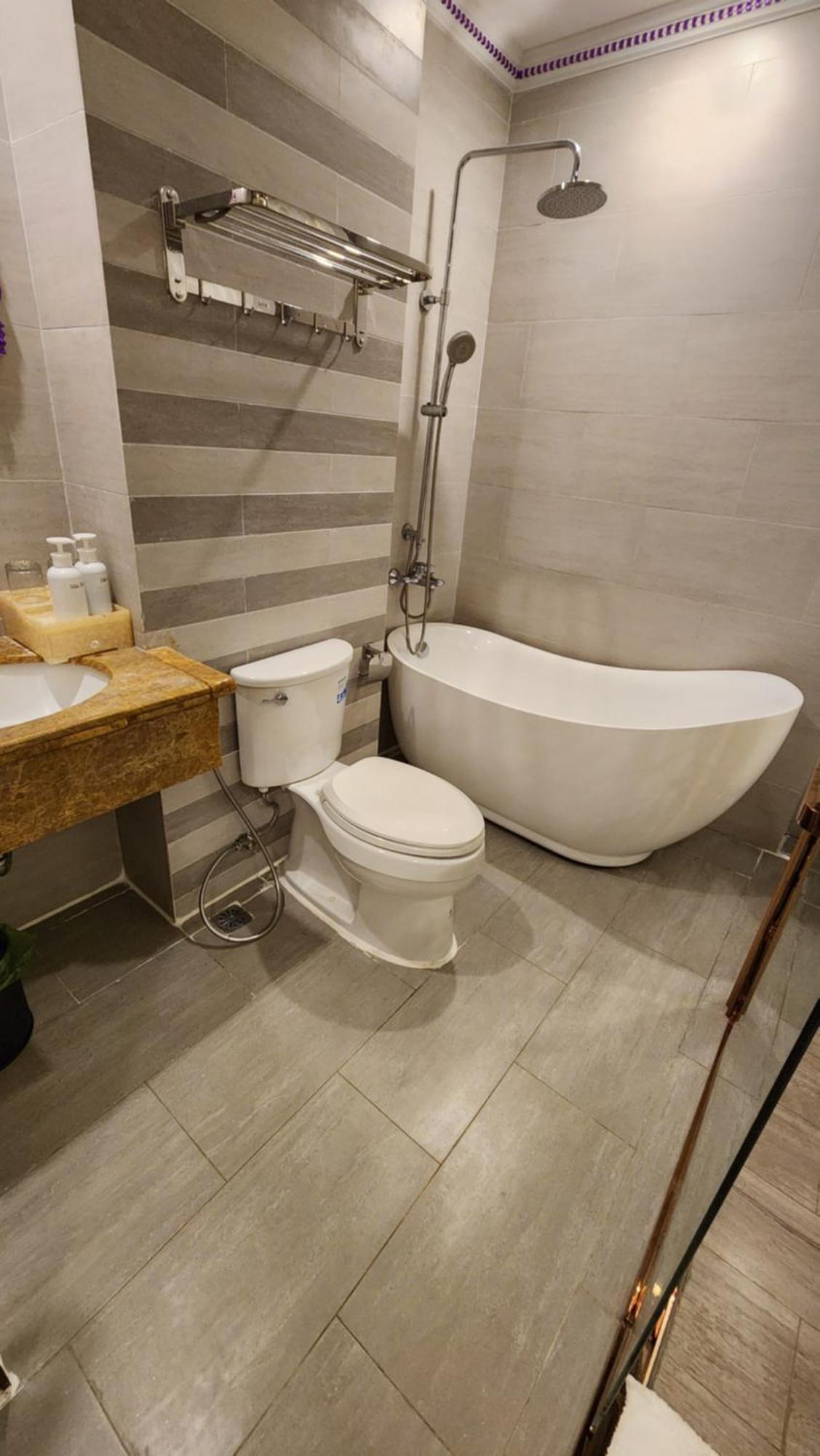 Rosa Khách sạn tình yêu